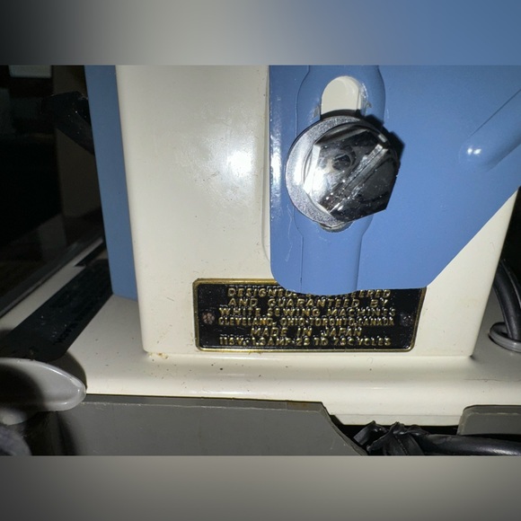 White Sewing Machine 
Zigzag Stitcher 35418 - Picture 7 of 16